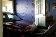 寿司の配達を注文したら韓国車が家に突っ込んできた（海外の反応）