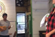 有名なレゲエ曲を歌うストリートミュージシャンの横に本人「それは僕の曲だね」「えっ!?」