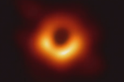 海外「世界で初めて撮影されたブラックホールの写真」これが地球の300万倍の大きさなんて考えられないよ・・・