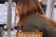 海外「食料品店の物を舐めることが皆のためになると思っている狂った白人女」