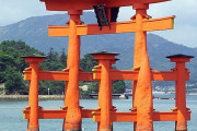 海外「日本よ、何を隠しているんだ？？」原爆や震災でも倒れなかった日本の鳥居がヤバ過ぎると外国人の中で話題に