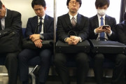 外国人「日本のサラリーマンってどんなゲームをやってるの？」