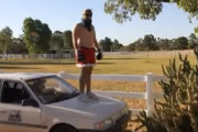 海外「【閲覧注意】 パンツ一丁でサボテンの茂みに飛び込む男」