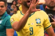 外国人「日本が何かしたの?」日本代表FW塩貝健人、ブラジル代表FWに煽られる！「5回優勝」を示すジェスチャーに海外騒然(動画あり)【海外の反応】