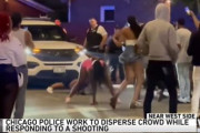 海外「銃撃事件に対処しようとする警官に尻を振って妨害するアメリカ人女達」