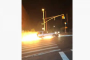 一体何が！？燃えるバイクを押し続ける車のせいで通りが大炎上！