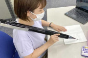 海外「日本の会社、とんでもなく巨大なシャーペンを作る」→「どうかうちの生徒にはこれを見せないでほしい」「遂に俺が絶対になくさないシャーペンが見つかった！」