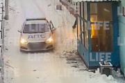 海外「ロシア、警察の目の前で徴兵事務所に放火する70歳の老人」