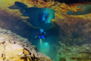 【スロバキア】浸水したオパール鉱山に潜って侵入・・・なんだこの光景！？　海外の反応