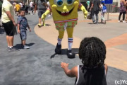 大好きなアニメキャラクターに会いに行った男の子、ハグをして貰えるかと思いきや予想もしない意地悪をされ大喜び！