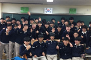 【海外の反応】日本人「みんなの国では教室に国旗を掲げている？」