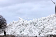 まるで氷の津波…湖氷がカナダの小さな町に押し寄せる映像
