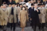 海外「1990年の東京。オフィスワーカーたちの通勤風景」→「みんなすごくプロフェッショナルに見える」「日本では黒のスーツとベージュのコートしか着られないという社会的な規範があるの？」