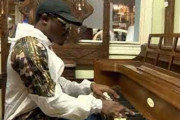 その演奏はあまりにも素晴らしかった。男性客が店のピアノを弾いたところ、感動した店主がピアノをプレゼント（アメリカ）
