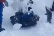 海外「記録的な降雪に大はしゃぎするクルド人達」