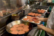 日本最速！！福岡のハンバーグ専門店の調理速度が凄すぎる！！外国人「こんなに早く作っているのにキッチンが清潔で感動！」