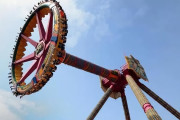 トルコの遊園地で「スイング系絶叫マシン」が稼働中折れる事故発生！ 乗客は頭から地面に叩き付けられるも生還