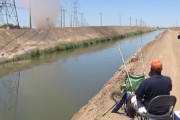 釣りを楽しんでいた男性の近くでダストデビル(塵旋風)が発生！余裕しゃくしゃくでいた男性に襲い掛かる！