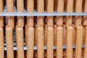 外国人「肉の代用品として昆虫ソーセージの時代になるらしい…」