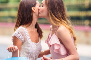 【海外の反応】アメリカ人「なぜヨーロッパ人は挨拶でお互いの頬にキスをするんだ？」