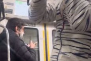 海外「日本の電車内でチンパンジーのように振る舞うアルゼンチン人俳優」