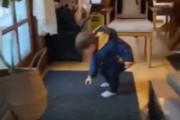 鍵を忘れたママが「内側から鍵を開けて」と幼児に指示を出したら→忍耐力を必要とするミッションが始まる