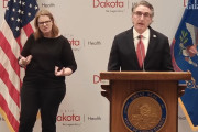 ノースダコタ州知事、泣く　マスク着用するかでアメリカが分断されてると訴える