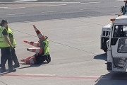 外国人「世界の空港で見かけた面白い光景を見せていくぞ！」