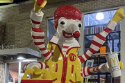 腕が多いし顔もおかしい？アラバマ州のマクドナルドに奇妙なドナルドがいる件