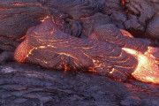 「大きなレンズと太陽光で溶岩石を熱してみたら…溶けた！」