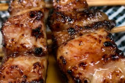 新宿のしょんべん横丁のウナギの串焼きに海外興味津々！（海外の反応）