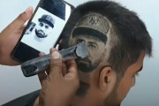 バリカンで恐ろしいテクニック！後頭部をキャンバスにしてヘアカットで何でも描いてしまう兄弟が話題に！(インド)