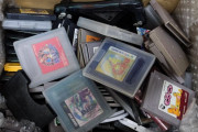 海外ゲームボーイ板民「日本のヤフオクで落札したミステリーボックスが届いた！」→「ワオ、大当たりじゃねーか！」「すごいな！」「フェイクと言いたい」「すばらしい買い物だ」