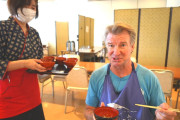 海外「流れ作業？」「楽しい！」わんこそば初挑戦！日本からの食レポに興味津々