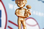 【海外の反応】大谷翔平＆デコピン、金のボブルヘッド人形【MLB】