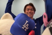 【海外の反応】キティちゃんと共演した山本由伸が可愛く、ロバーツ監督がシュールな件