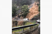 恐怖！大雨で増水した滝が道路にまで！！無事に通れるのか！？