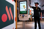 ロシアでマクドナルド風の店が営業開始　なお隠しきれてない模様…