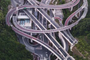 【海外の反応】日本の東京にあるインターチェンジ、周辺環境を考慮して設計　海外の反応「動物が渡るための橋も作るべき、車酔いしそう」