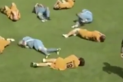 アウチッ、痛い痛い！私はファウルを受けました！これが現代サッカー。海外の反応