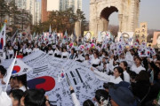 韓国人「独立門の前で大韓独立万歳を叫ぶ愚か者たちをご覧ください」