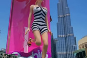 巨大バービーが箱を破って出てくるCG映像のド迫力！