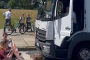 海外「ドイツ、道路を封鎖して危うく轢かれそうになる環境活動家達」