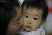 【海外の反応】人口危機で韓国企業が赤ちゃん一人当たり75000ドル提供　海外の反応「子供を持つのに十分な安心感を得ることがますます難しくなっている」