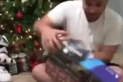 もうすぐクリスマスでこの光景が見られるシーズン。と思ったら猫が遊んでくれると思って大惨事。海外の反応