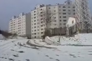 凍ったツルツルの路面で、対向車がこっちに向かって滑ってくる映像が海外で話題に
