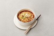 LCCの“機内ラーメン推し”に韓国が真っ二つ…「神サービス」より「匂いと危険が無理」の声が爆増