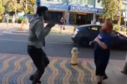 海外「みんなと喧嘩する男」