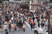 海外「これが世界で最も有名な交差点…なんてワイルドな場所だ！しかし歩行者と車は完全に分けるべき」東京渋谷のスクランブル交差点（海外の反応）