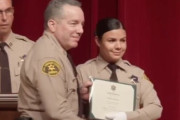 黒人に撃たれた新人女性警官、血だらけで重症のパートナーを介抱し英雄と称賛される